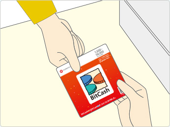 ビットキャッシュカードを店員に渡し、1,500~50,000クレジットの間でご希望の金額をお伝えください。